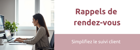 Femme devant un ordinateur gérant les rappels de rendez-vous clients avec le logiciel GesMobile