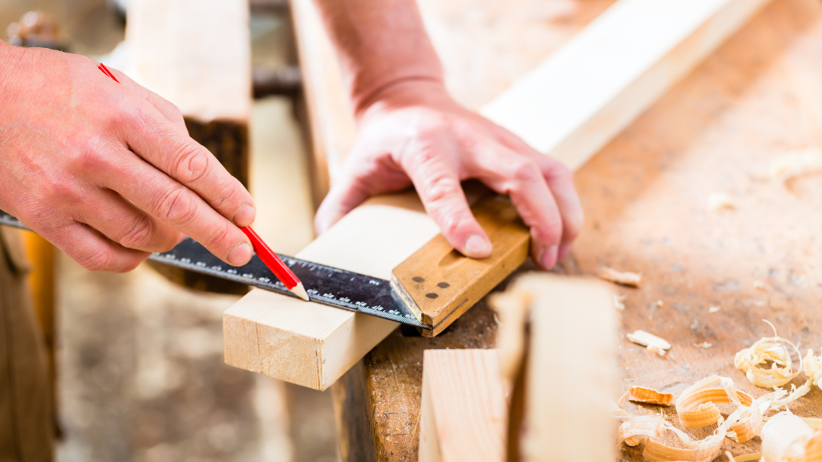 Mensuiserie-joel Menuisier artisan utilisant un rabot sur une planche de bois